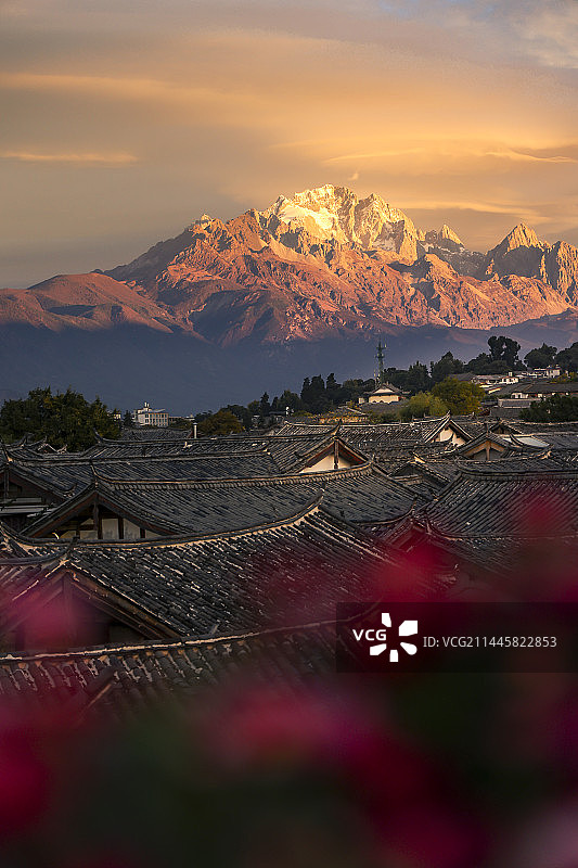 中国云南丽江古城和玉龙雪山清晨图片素材