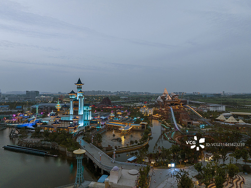 航拍襄阳华侨城奇幻度假区奇幻谷景点夜景城市建筑风光图片素材