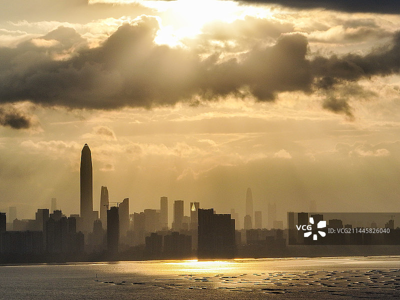 丁达尔光下的深圳城市地标建筑图片素材