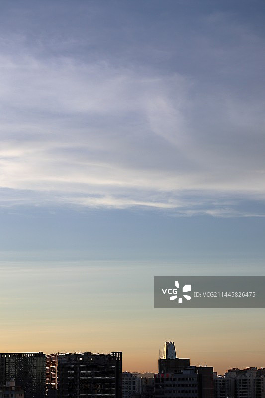 夕阳西下的天空衬托出建筑物的轮廓图片素材