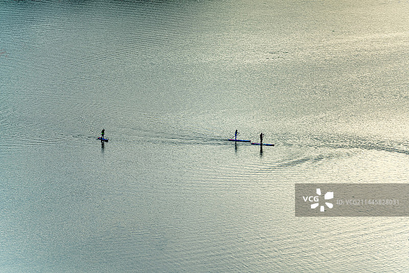 划艇河湖面图片素材