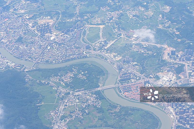 从飞机上俯瞰河流图片素材