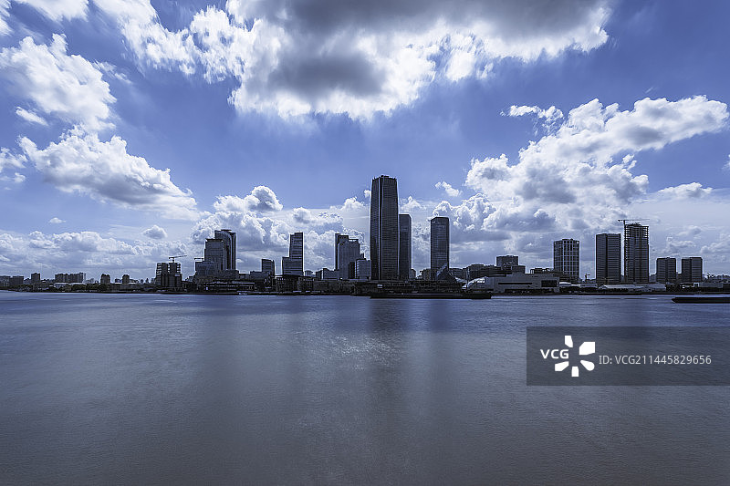 水晶云下的徐汇西岸城市天际线图片素材
