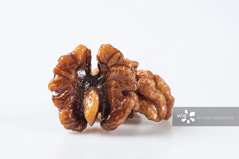 白底上的琥珀核桃仁高清特写图片素材
