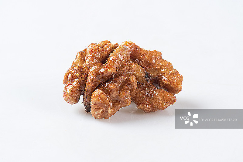 白底上的琥珀核桃仁高清特写图片素材