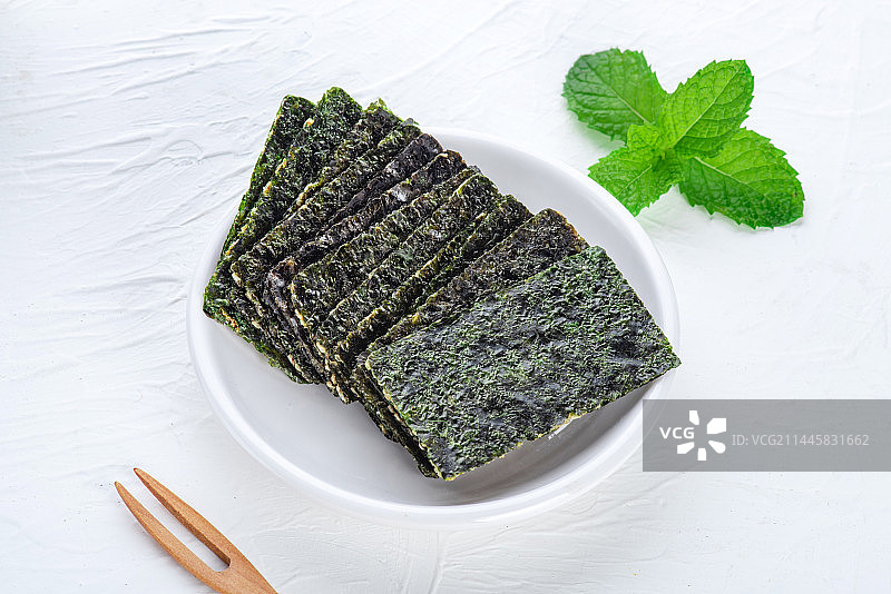 白底上的夹心海苔特写图片素材