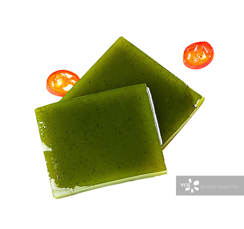 白底上的麻辣海带片特写图片素材