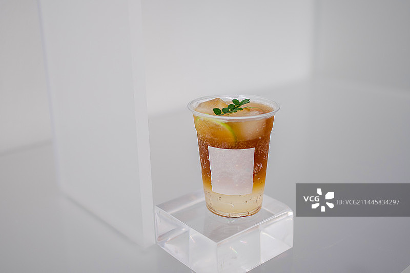 桌上杯子里的饮料特写镜头图片素材