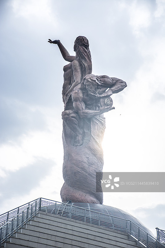 中国甘肃兰州安宁区人文始祖园伏羲女娲雕像图片素材