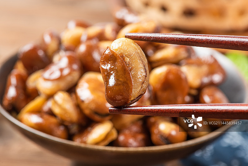 旧木板上的兰花豆特写图片素材