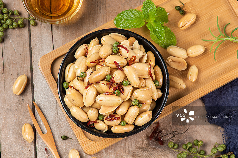 旧木板上的酒鬼花生特写图片素材