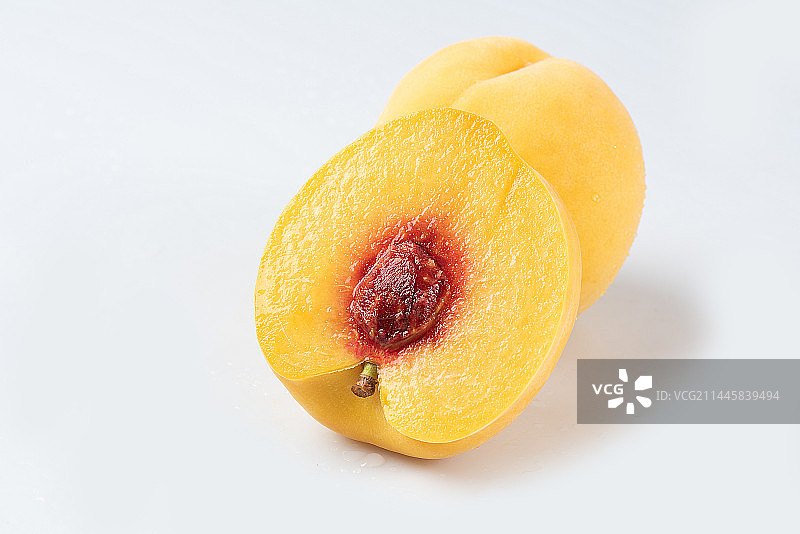 白底上的新鲜黄桃特写图片素材