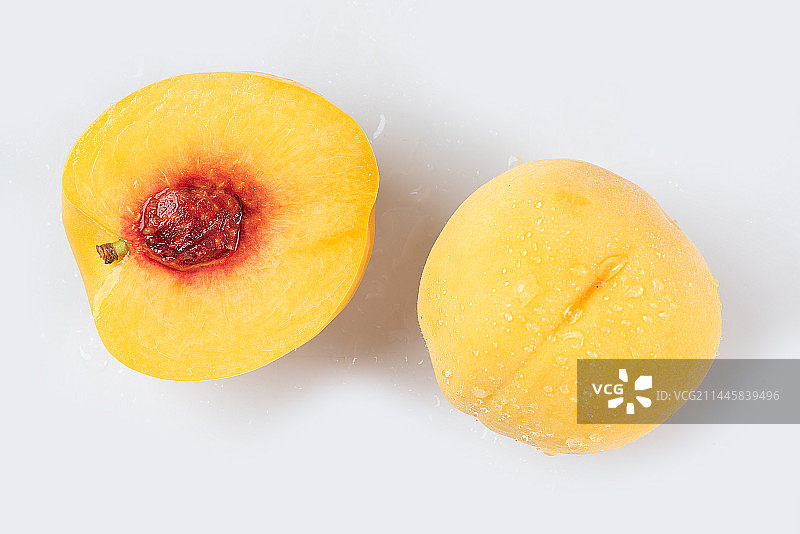 白底上的新鲜黄桃特写图片素材
