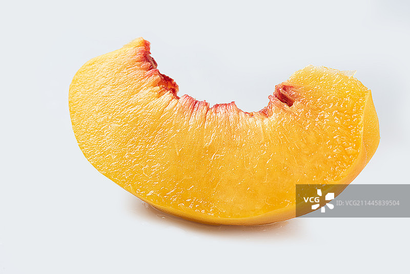 白底上的新鲜黄桃特写图片素材