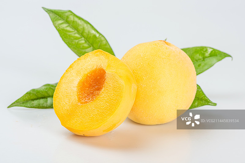白底上的新鲜黄桃特写图片素材