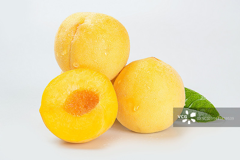 白底上的新鲜黄桃特写图片素材