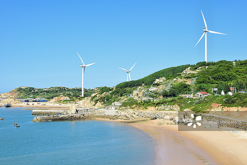 福建福州平潭北部湾生态廊道，玻璃栈道，风力发电，风车海景图片素材