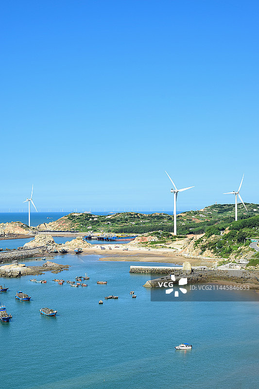 福建福州平潭北部湾生态廊道，玻璃栈道，风力发电，风车海景图片素材