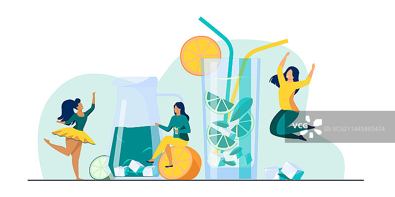 喝新鲜柠檬水的快乐女孩图片素材