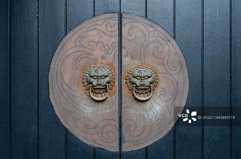 江苏省南京市1912历史文化街区，黑漆大门和古铜色兽首门环图片素材