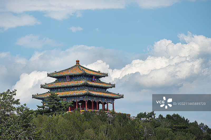 盛夏蓝天白云景山万春亭特写图片素材