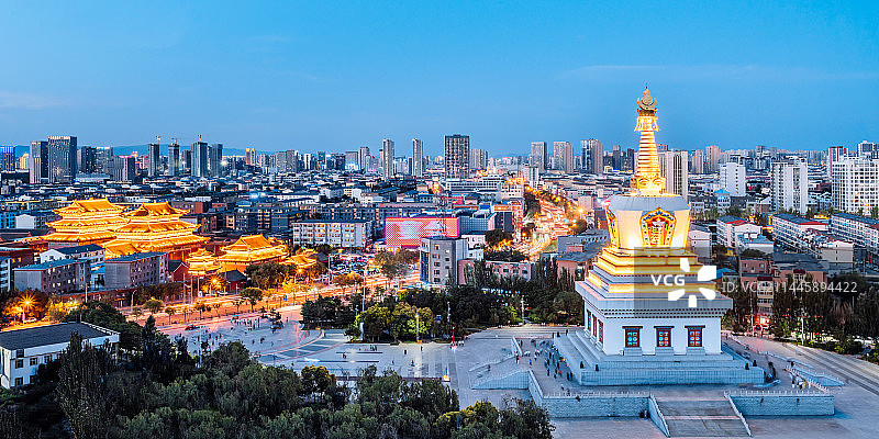 内蒙古呼和浩特市观音寺、宝尔汗佛塔城市天际线高视角风光图片素材