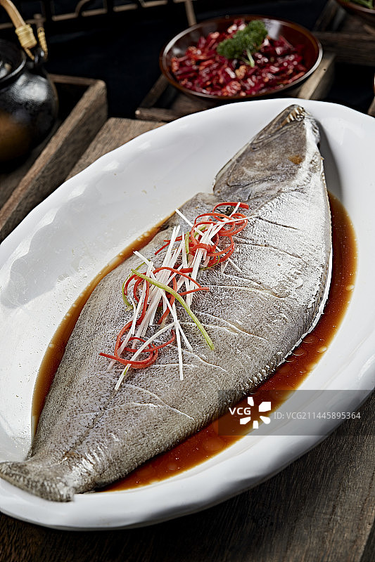 浇汁清蒸海鲈鱼图片素材