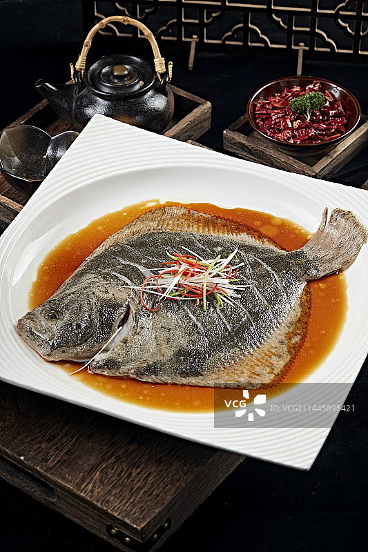 浇汁清蒸多宝鱼图片素材