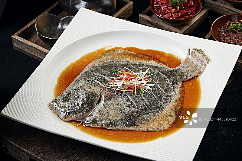 浇汁清蒸多宝鱼图片素材