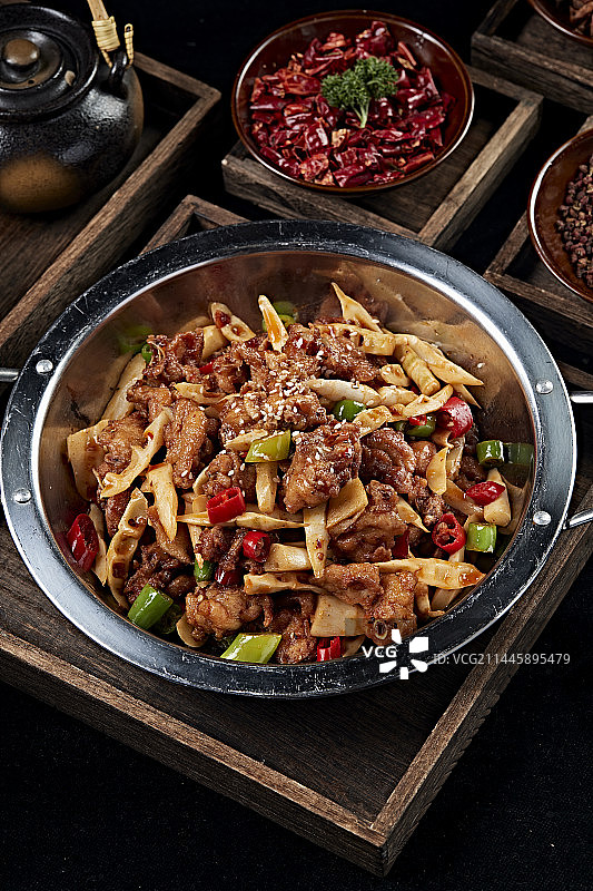 锅仔香辣青笋柴鸡块图片素材