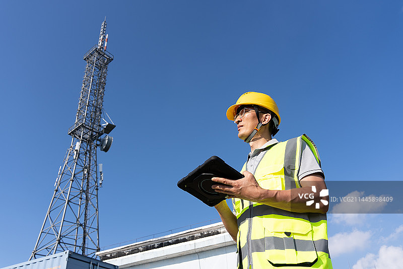 移动通信工程师在无线基站工作图片素材