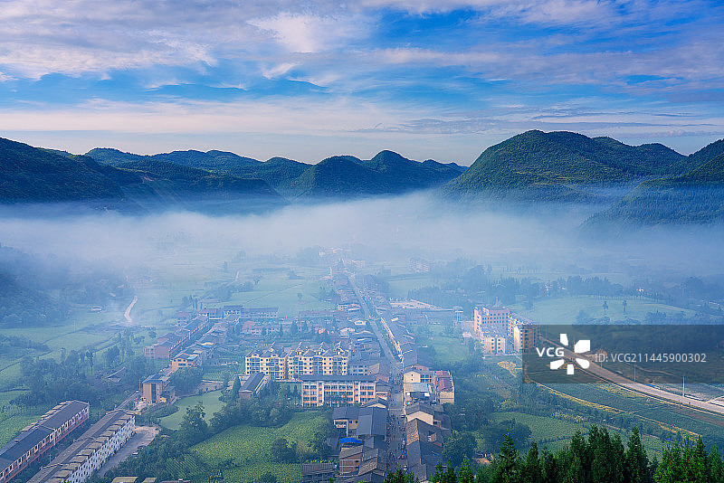 重庆丰都，晨雾中的太平坝小镇风光图片素材