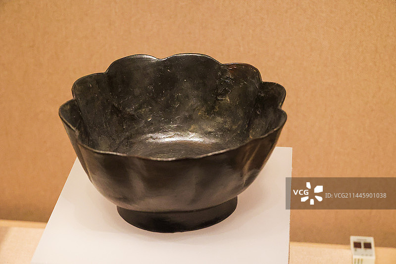 宋常州铭花瓣形漆碗图片素材