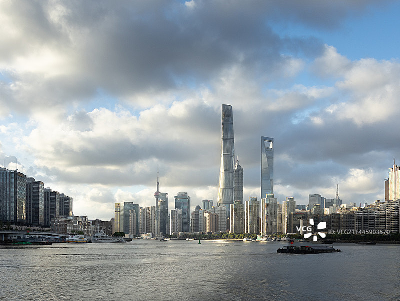 上海塘桥黄浦江滨江眺望低层云与陆家嘴CB图片素材