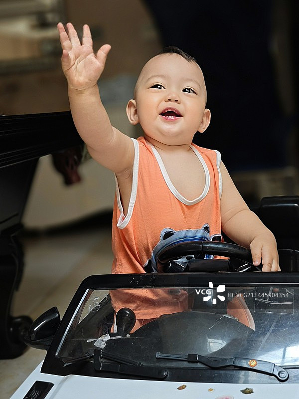 开车时很神气的挥手示意图片素材