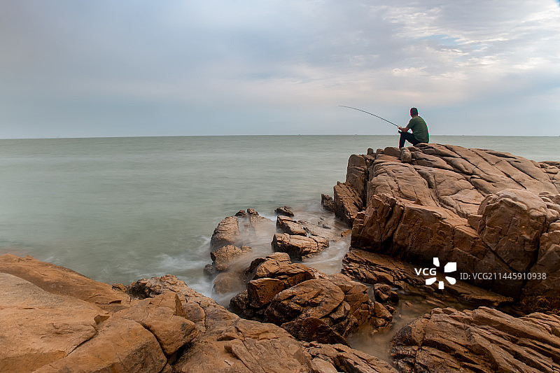 日照礁石公园垂钓的人图片素材