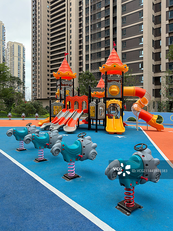 崭新住宅小区里的运动设施图片素材