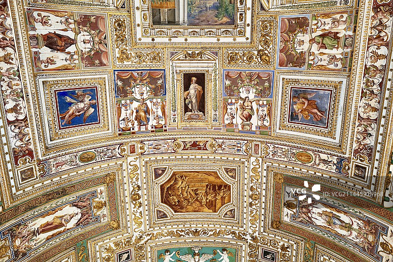 梵蒂冈博物馆地图长廊弧形天花上的彩绘壁画与雕塑图片素材