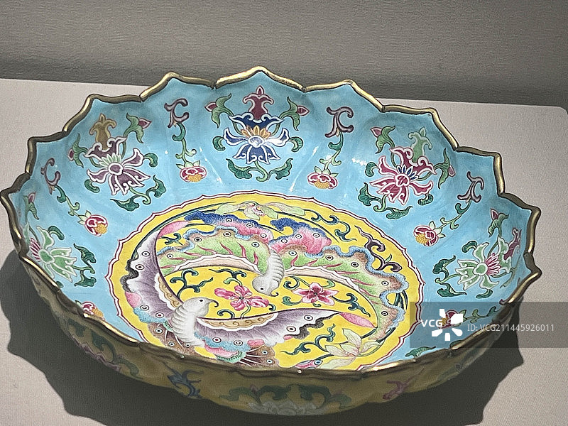 故宫博物院藏清康熙铜胎画珐琅双蝶纹莲瓣式盘图片素材