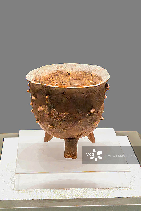 河南新郑，裴李岗文化，乳钉纹红陶鼎图片素材