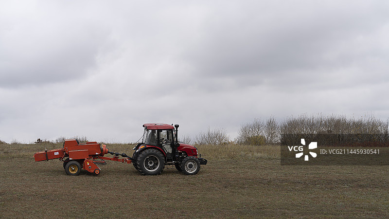 坝上秋收图片素材