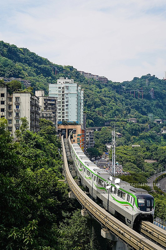 重庆李子坝站轻轨穿楼图片素材