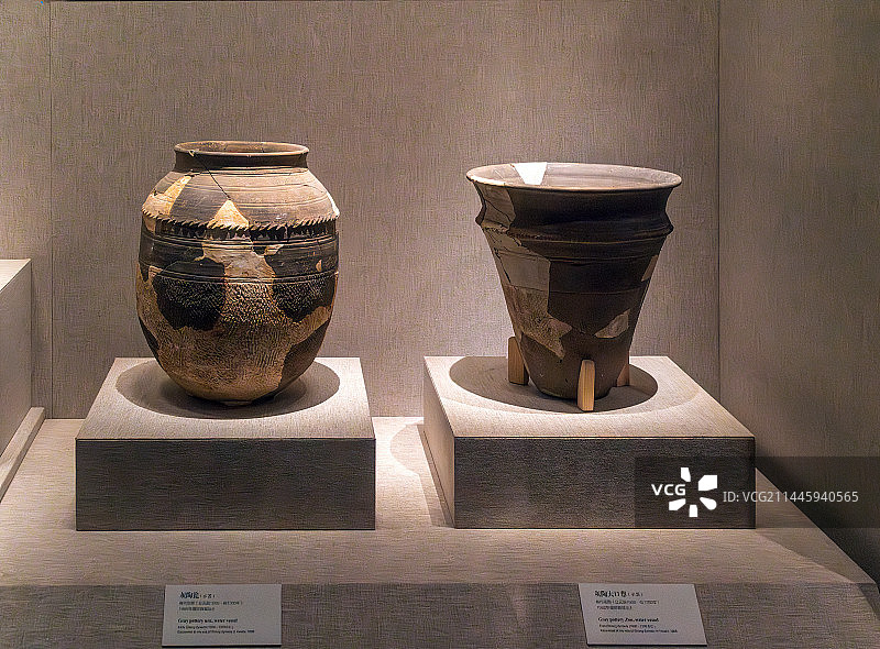 河南偃师，夏商时期灰陶器，灰陶瓮，涡纹灰陶饼图片素材