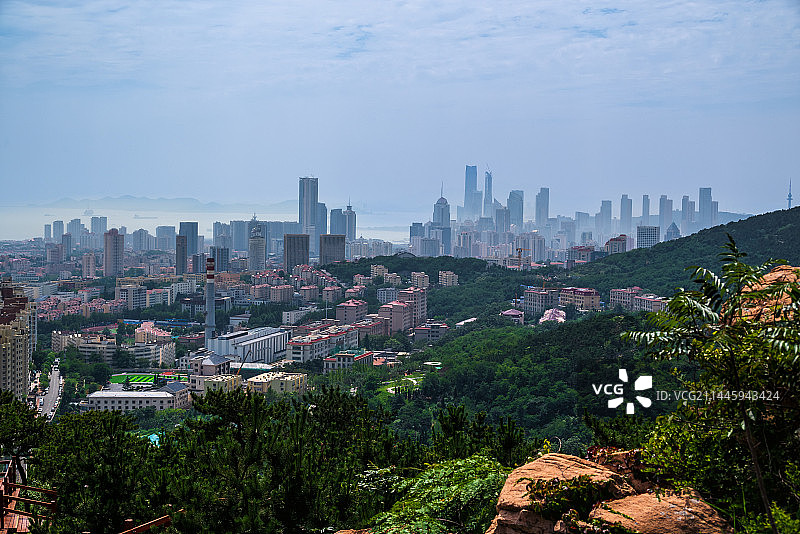 浮山上俯瞰浮山湾海岸线图片素材
