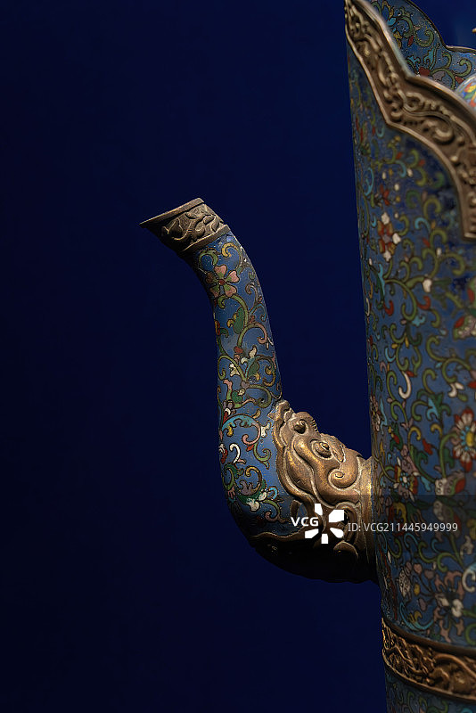 中国清代景泰蓝，掐丝珐琅多穆壶图片素材