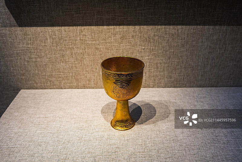辽金城垣博物馆，鉴金相花高足金杯(复制品）图片素材