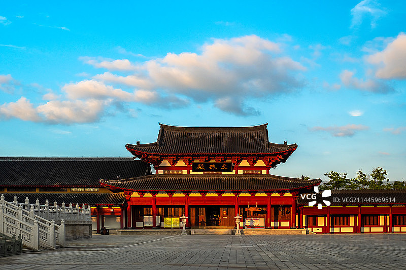泰州凤栖湖古寿胜寺的夏天晚霞照耀和祥云下的文殊殿图片素材
