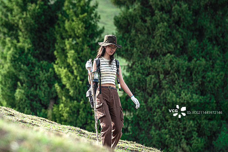 帽子 背心 黄皮肤 健康中国女孩  雪山草原旅行 徒步图片素材