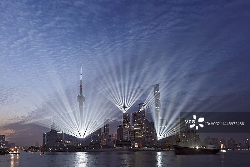 上海外滩浦东地标陆家嘴灯光秀图片素材