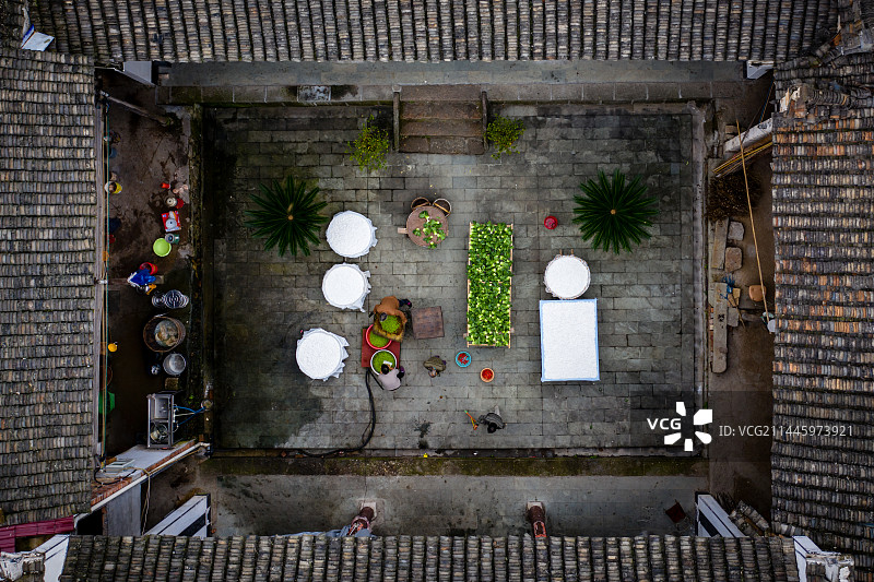 浦江龙山大明堂古建筑天井内农事航拍俯拍图片素材